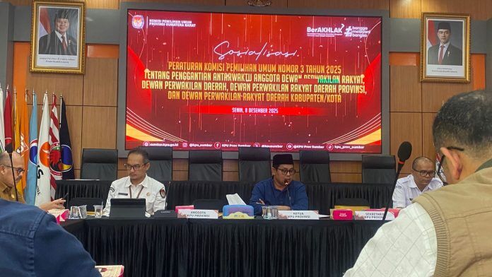 KPU Sumbar saat sosialisasi PKPU Nomor 3 tentang PAW di hadapan perwakilan parpol dan awak media di Aula KPU Sumbar, Senin (8/12). IST