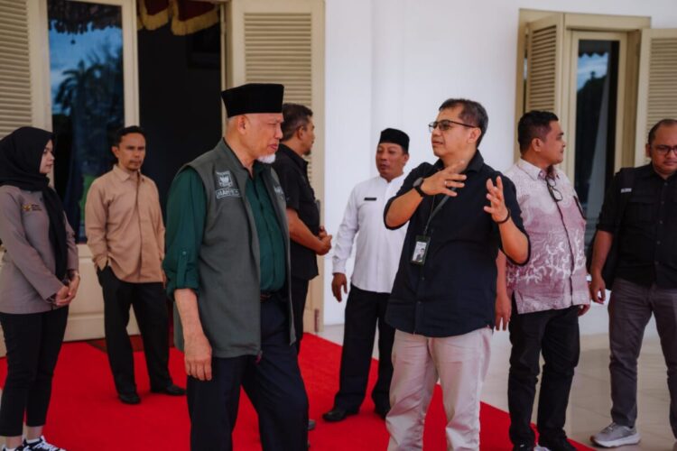 Gubernur Sumbar, Mahyeldi Ansharullah usai pertemuan dengan Deputi BP Taskin, Novrizal Tahar, membahas penanganan kemiskinan pascabencana di Sumbar. IST