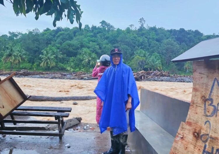 Kalaksa BPBD Kota Padang, Hendri Zulviton, melakukan peninjauan di lokasi banjir bandang. IST