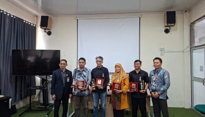 Media Cetak Peduli Bahasa dan Sastra : Harian Haluan Terima Penghargaan Anugerah Kata 2025