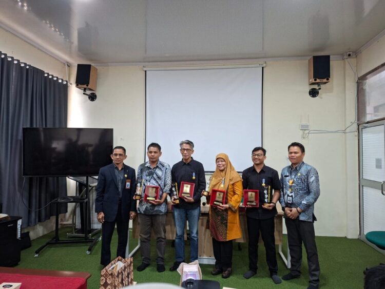 Penyerahan penghargaan oleh Kepala BBPSB, Rahmat Zainun kepada Pemimpin Umum Haluan, Zul Efendi di Aula Hamka BBPSB, Kamis (11/12). Haluan diapresiasi sebagai Media Cetak Peduli Bahasa dan Sastra. KIKI NOFRIJUM