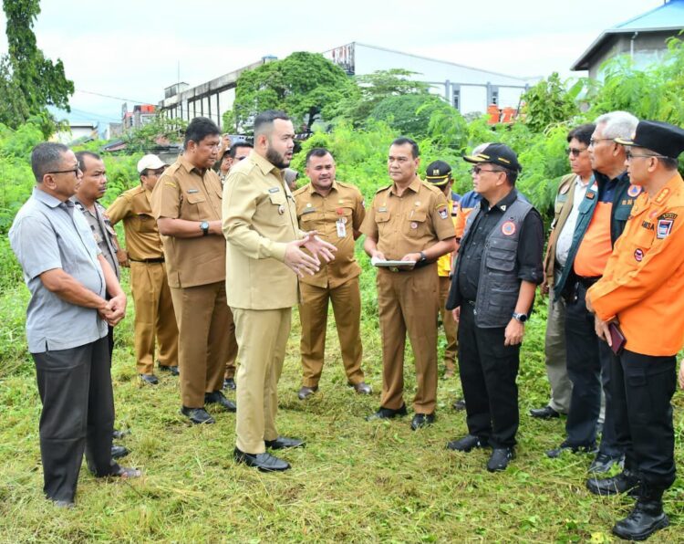 Wali Kota Fadly Amran mendampingi Sestama BNPB, Rustian, meninjau dua lokasi lahan aset Pemko Padang, Senin (15/12). IST