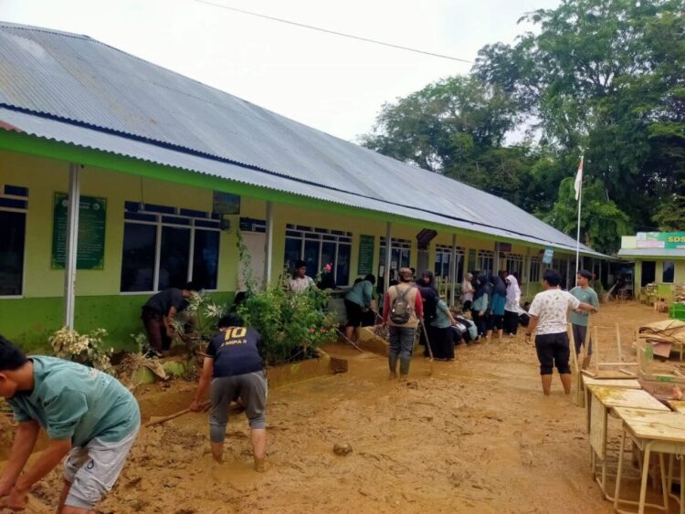 Pembersihan area fasilitas umum oleh pemerintah beserta masyarakat, Selasa (2/12) kemarin. IST