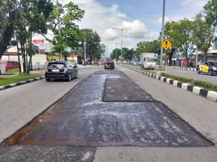 Penambalan jalan oleh Dinas PUPR Kota Padang. IST