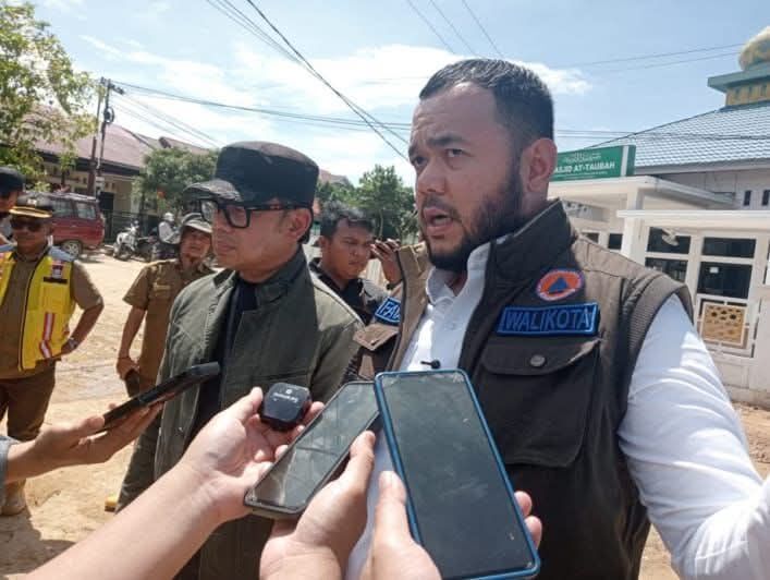 Wali Kota Padang, Fadly Amran saat melakukan pendampingan meninjau lokasi terdampak. IST