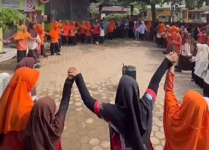 Kegiatan trauma healing bagi ratusan siswa SDN 07 Gurun Laweh. IST