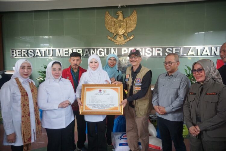 Komisi VIII DPR RI serahkan bantuan paket bantuan sosial Rp116,5 miliar kepada Pemkab Pessel. IST