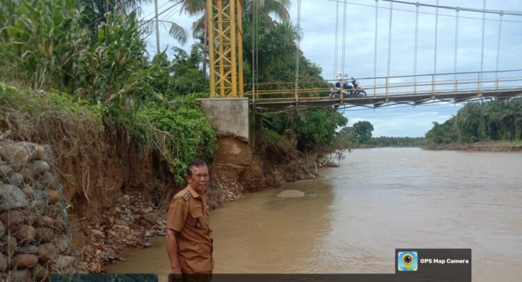 Wali Nagari Koto VIII Pelangai, Safridul memperlihatkan daerah yang terdampak bencana di nagari terkait. IST
