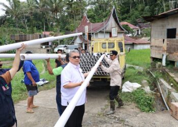 Atasi Krisis Air Bersih Pascabanjir, Ketua DPRD Sumbar Serahkan Bantuan Ratusan Pipa di Sipinang Agam