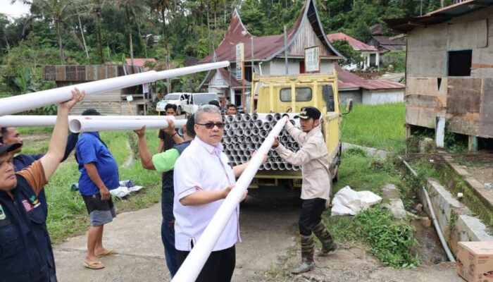 Atasi Krisis Air Bersih Pascabanjir, Ketua DPRD Sumbar Serahkan Bantuan Ratusan Pipa di Sipinang Agam