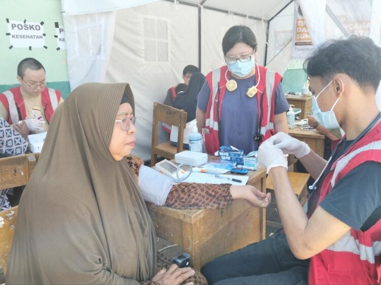 TIM kesehatan dari Universitas Ciputra Surabaya melakukan pemeriksaan kesehatan pengungsi terhadap di SDN 05 Kayu Pasak, Kabupaten Agam. DEPITRIADI