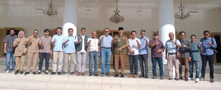 Gubernur Sumbar Mahyeldi Ansharullah bersama Wartawan Sumbar Bersatu (WSB) yang dikomandoi Wartawan Senior Hasril Chaniago dan Ketua PWI Sumbar Widya Navies, usai pertemuan di Istana Gubernur, Senin (8/12).--ist