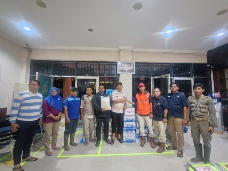 Penyerahan bantuan bencana dari Kepala Unit Komunikasi & Kesekretariatan PT Semen Padang Ilham Akbar kepada Camat Lubuk Begalung Nofiandi Amir, Kamis malam (28/11). IST