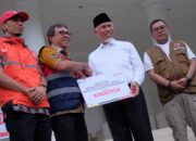 Dirut PT Semen Padang Serahkan Bantuan Senilai Rp210 Juta untuk Penanganan Bencana ke Gubernur