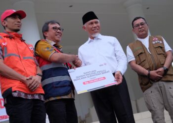 Dirut PT Semen Padang Serahkan Bantuan Senilai Rp210 Juta untuk Penanganan Bencana ke Gubernur
