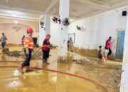 PT Semen Padang Kerahkan Mobil Tangki untuk Bersihkan Masjid Istiqlal Binuang Pauh Limo Pascabanjir