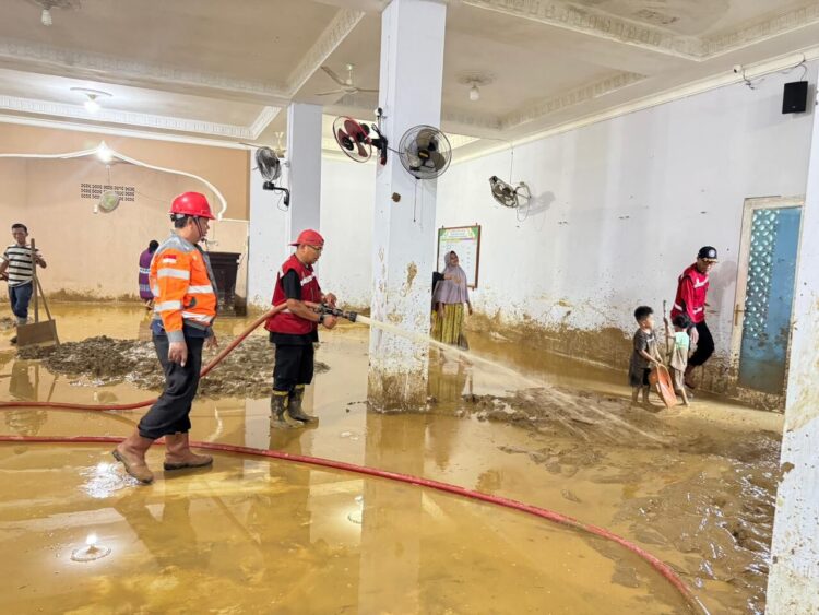 PT Semen Padang mengerahkan mobil tangki dan personel untuk membantu pembersihan Masjid Istiqlal di Binuang Pauh Limo, Kota Padang, yang terdampak banjir akibat luapan Sungai Batang Kuranji. IST