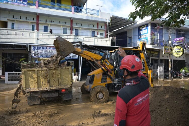 Tiga alat berat terdiri dari 1 unit excavator PC200, 1 unit backhoe loader, dan 1 unit skid loader ke area terdampak bencana di Kecamatan Pauh, Kota Padang. IST