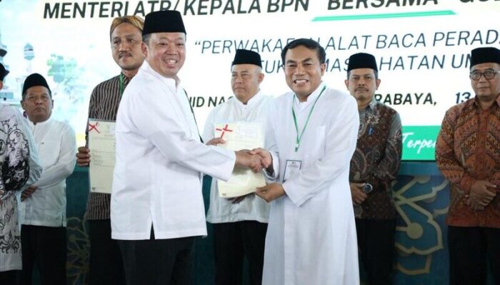 Jelang Natal, Romo Wahyu Terima Sertifikat untuk Gereja Katolik Fransiskus Asisi sebagai Kado Natal bagi Umat