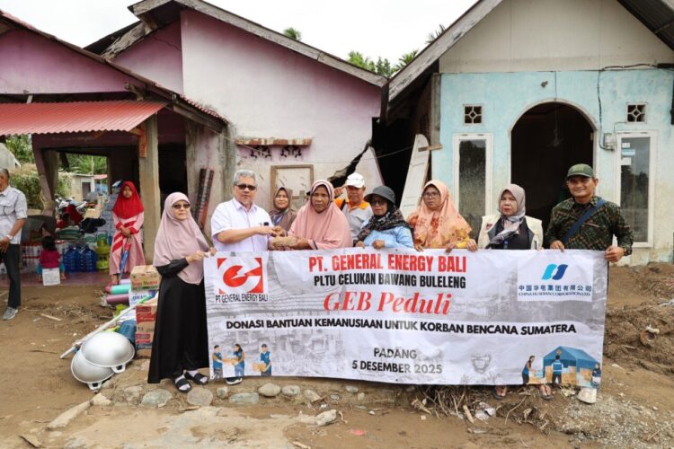 KETUA DPRD Sumbar Salurkan Bantuan dari GEB Peduli untuk Korban Banjir Bandang di Padang. IST
