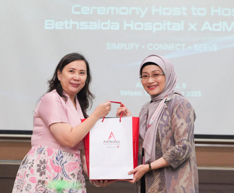 CEO AdMedika Dian Prambini (kanan) saat memberikan cinderamata kepada Managing Director Bethsaida Healthcare dr. Magdalena (kiri) pada acara peresmian implementasi Host to Host Bridging System antara Sistem Informasi Manajemen Rumah Sakit (SIMRS) Bethsaida dengan sistem AdMedika untuk layanan rawat jalan dan rawat inap di auditorium Bethsaida Hospital Gading Serpong, beberapa waktu yang lalu.