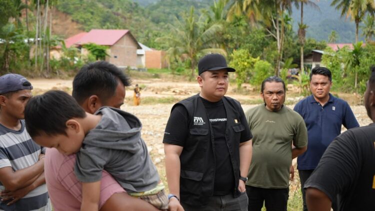 Wakil Ketua DPRD Sumbar, Nanda Satria saat turun meninjau lokasi bencana yang terjadi di daerah. IST