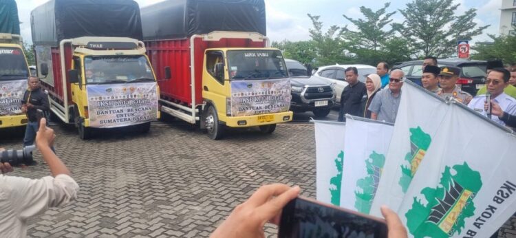 Wali Kota Batam Amsakar Achmad melepas bantuan IKSB Batam ke wilayah yang terkena bencana di Sumbar di parkiran Kantor BP Batam, Rabu (17/12/2025).