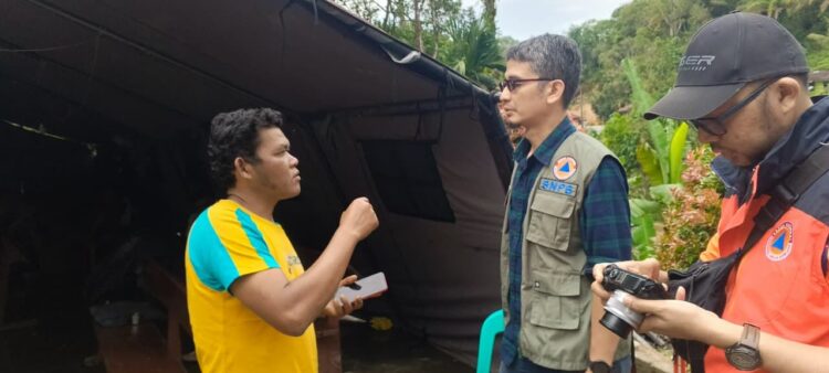 Tim Pusdatinkom BNPB turut mengunjungi pos pengungsian di Gereja HKBP Sibalanga dan kantor desa untuk memastikan ketersediaan logistik serta penguatan jaringan komunikasi dengan perangkat Starlink berjalan optimal, Kamis (11/12). Sumber BNPB