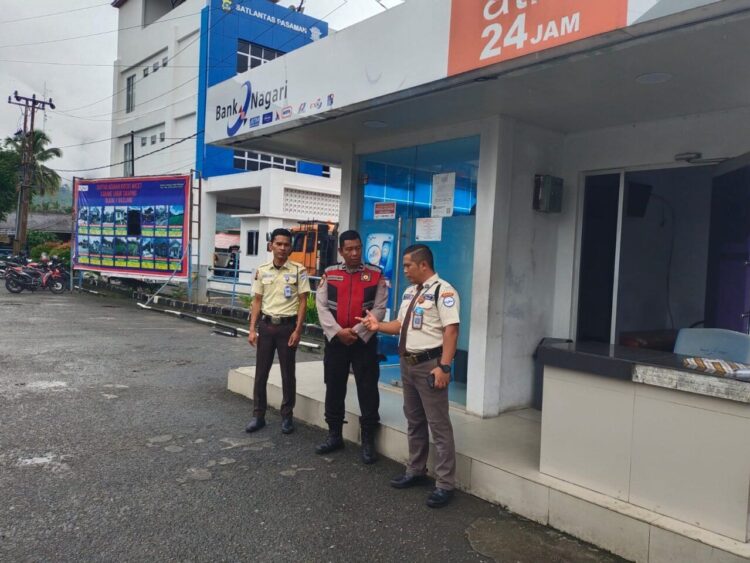 Kepala Cabang Bank Nagari, Budi Lica Chandra, memberikan arahan langsung kepada para petugas keamanan sebagai bagian dari upaya meningkatkan kualitas pelayanan di area layanan nasabah, termasuk ruang ATM Bank Nagari, Rabu (10/12/2025). IST