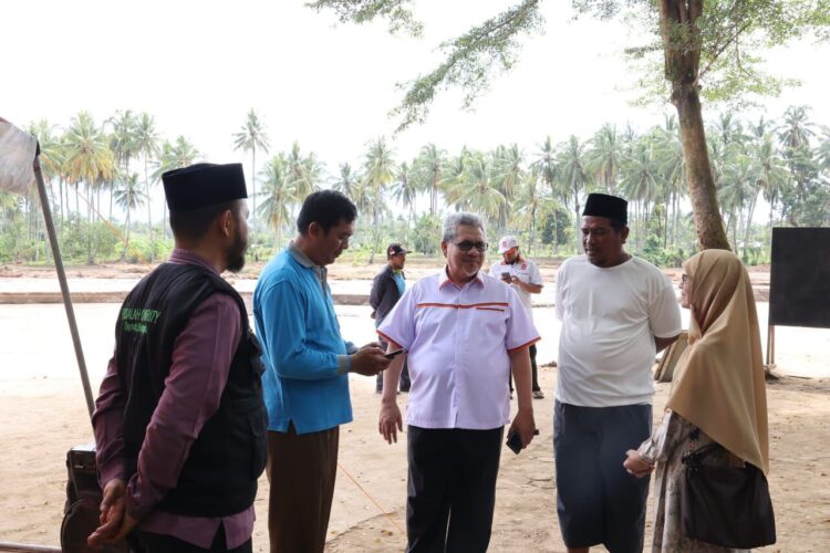 Ketua DPRD Sumatera Barat, Muhidi saat meninjau lokasi bencana banjir di Padang. IST