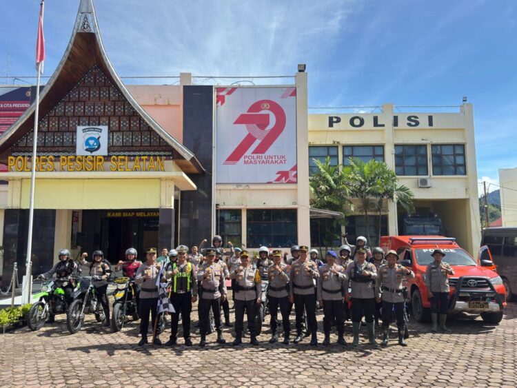 Kapolres Pesisir Selatan (Pessel), AKBP Derry Indra, memimpin langsung apel pelepasan tim pendistribusian bantuan bagi warga terdampak bencana di Kampung Dilan Limau Limau, Kenagarian Pancung Taba, Selasa (9/12/2025) pagi. IST