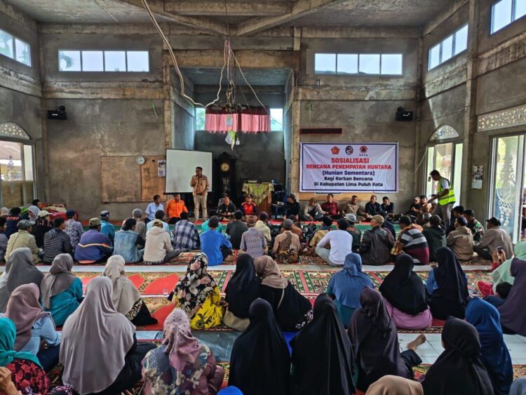 BNPB melakukan sosialisasi perihal Hunian Sementara (Huntara) kepada warga terdampak banjir bandang dan tanah longsor di Kabupaten Limapuluh Kota, Sumatera Barat, pada Kamis (11/12).