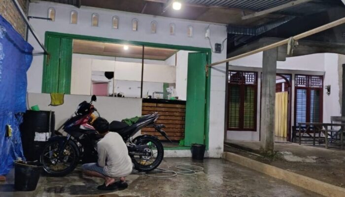 Jasa Cuci Motor di Padang Laris Manis Usai Banjir