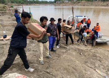 BNPB dan BPBD Bireuen Fasilitasi Relawan untuk Kirim Logistik dengan Perahu Karet di Jembatan Kutablang