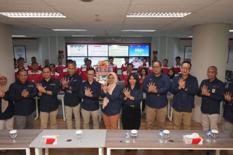 Direktur Utama Telkom Indonesia Dian Siswarini, Komisaris Independen Telkom Ira Noviarti, dan Direktur Human Capital Management Willy Saelan beserta Jajaran saat melakukan peninjauan langsung kesiapan infrastruktur dan layanan ke Posko TelkomGroup Siaga NATARU 2025/2026 di Telkom Regional III, Malang, pada Senin (15/12).