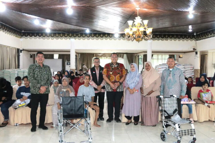 Wali Kota Pariaman, Yota Balad, menyerahkan berbagai alat bantu dan paket sandang kepada penerima manfaat program Rehabilitasi Sosial Dasar 2025.  IST