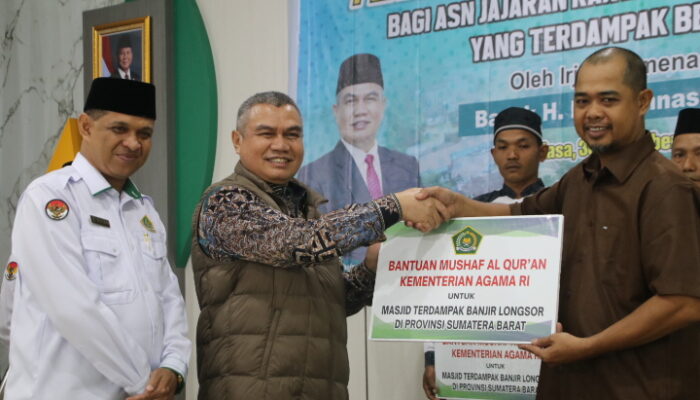 Kemenag Serahkan 2.000 Al-Qur’an untuk Masyarakat Terdampak Banjir di Sumbar