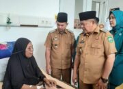 Bupati Welly Suhery Jenguk Nenek Saudah yang Jadi Korban Penganiayaan