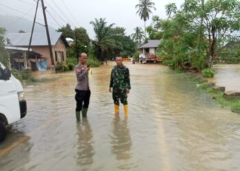 Intensitas hujan yang tinggi mengguyur wilayah Kecamatan Koto XI Tarusan, Kabupaten Pesisir Selatan, sejak Jumat siang (2/1/2026) mengakibatkan Sungai Batang Tarusan meluap dan merendam pemukiman warga di sejumlah nagari. IST