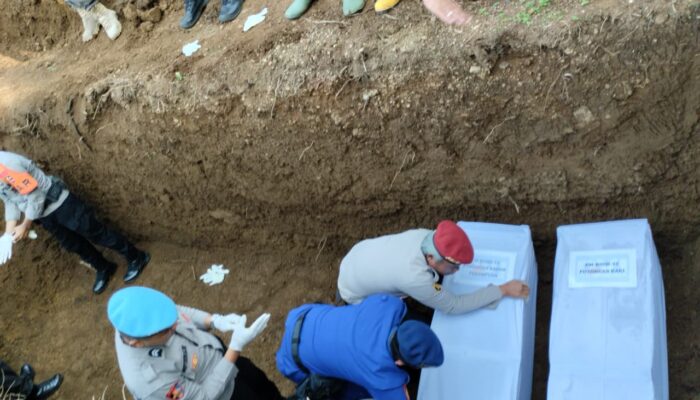 Kapolda Sumbar Pimpin Pemakaman Korban Galodo Palembayan