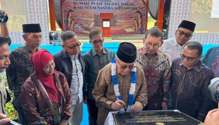 Menteri Kebudayaan Resmikan Rumah Puisi Taufiq Ismail dan Museum Sastra Indonesia di Aia Angek