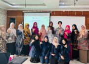 Dosen Prodi Matematika UPGRISBA Latih Guru SMKN 6 Padang Membuat Bahan Ajar Interaktif