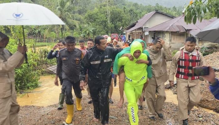 Tim SAR Evakuasi Warga Terdampak Banjir di Pasar Lalang Kuranji