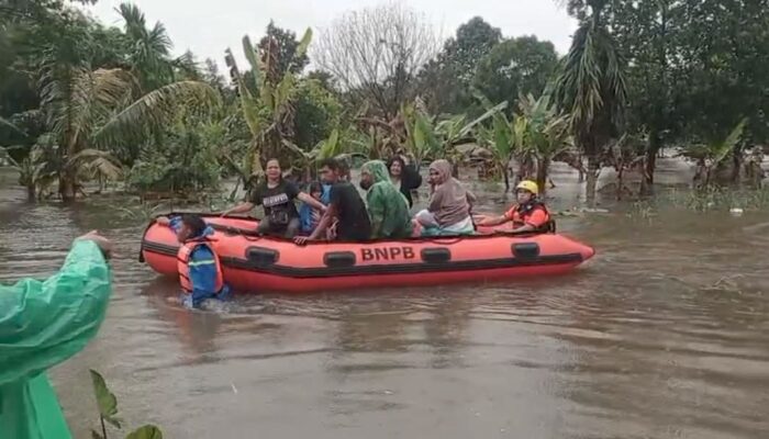 BPBD Padang Evakuasi 8 Warga di Dadok Tunggul Hitam Menggunakan Perahu Karet