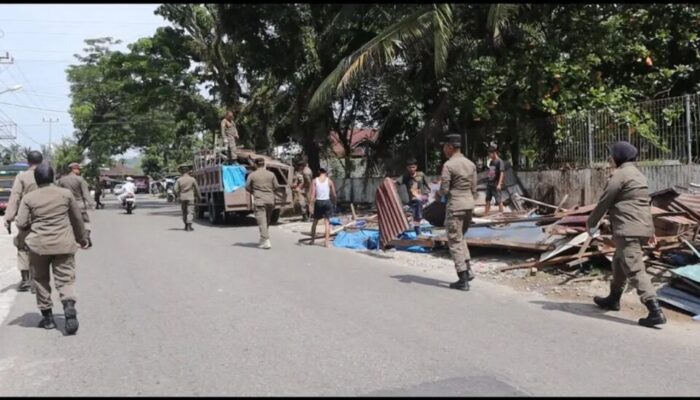 Berjualan di Atas Fasum, Satpol PP Lakukan Pembongkaran Bangunan PKL di  Jalan Cupak Tangah