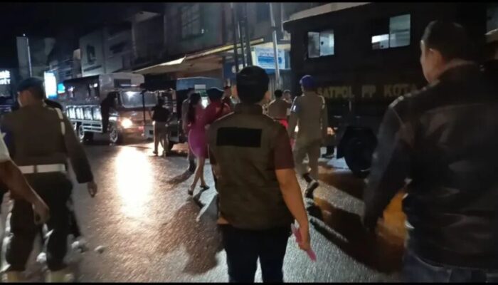 Langgar Aturan, Satpol PP Tertibkan Tempat Hiburan Malam di Kawasan Padang Barat