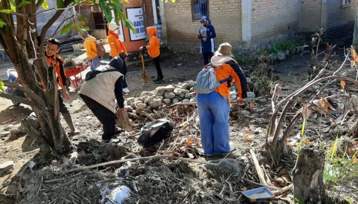 Warga Kampung Apar Ikur Koto Lakukan Gotong Royong Pascabanjir