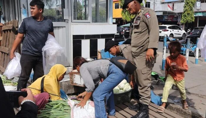 Berjualan di Atas Fasum, Satpol PP Padang Tertibkan PKL di Kawasan Pasar Raya Blok IV