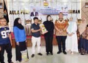 Cindy Monica Serahkan Bantuan untuk Masyarakat Kota Pariaman