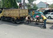 Pemko Padang Lakukan Patching Jalan Berlobang di Sejumlah Titik Strategis